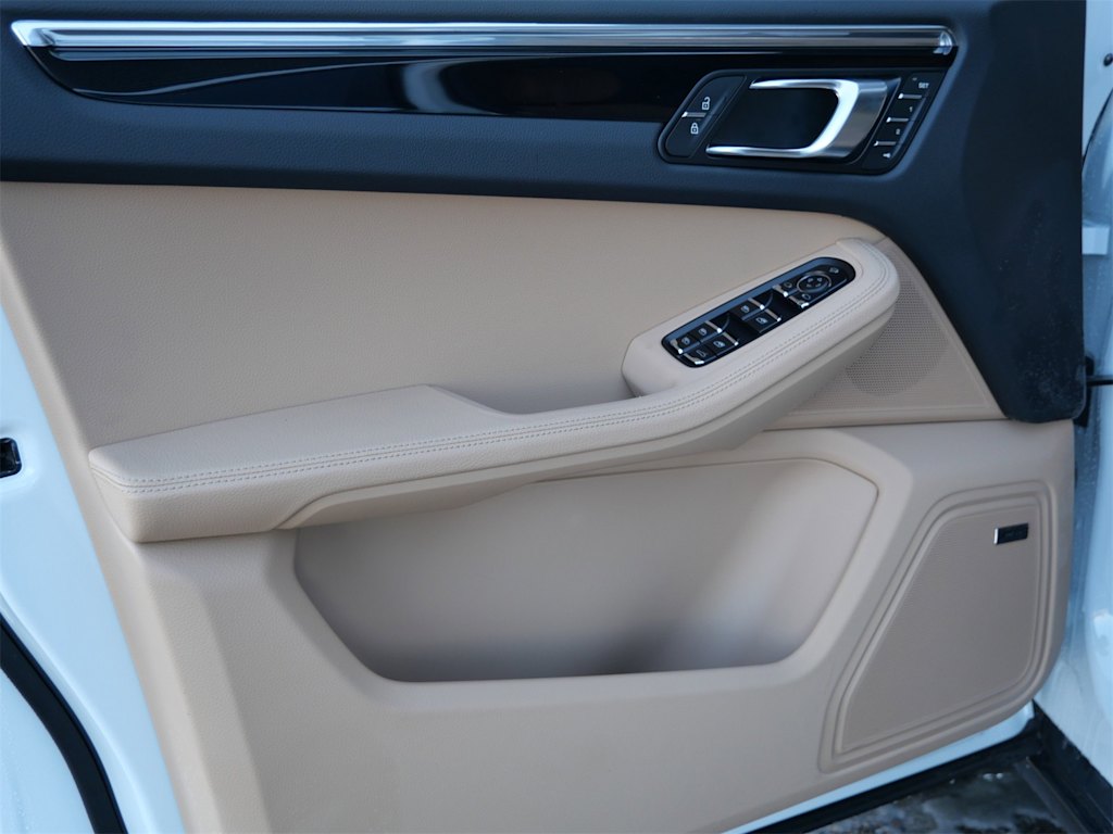 Thumbnail: 2026 Porsche Macan - 14