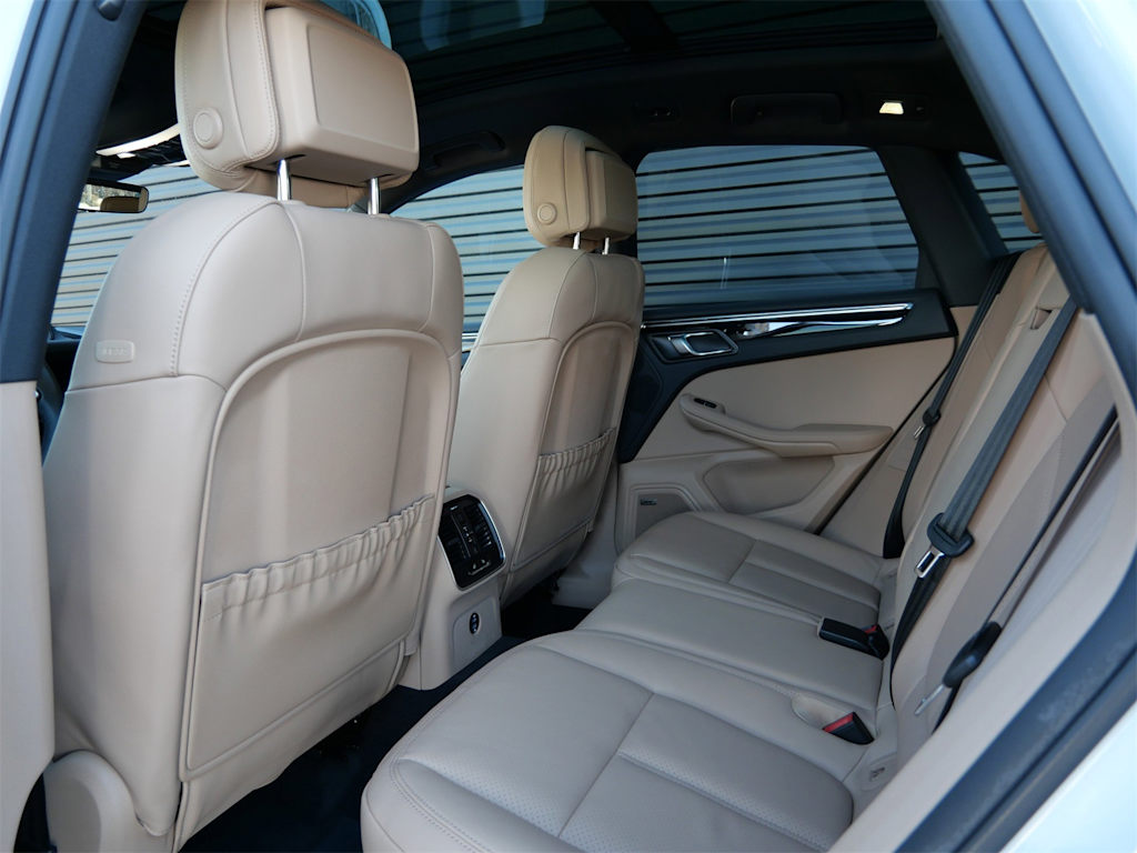 Thumbnail: 2026 Porsche Macan - 7