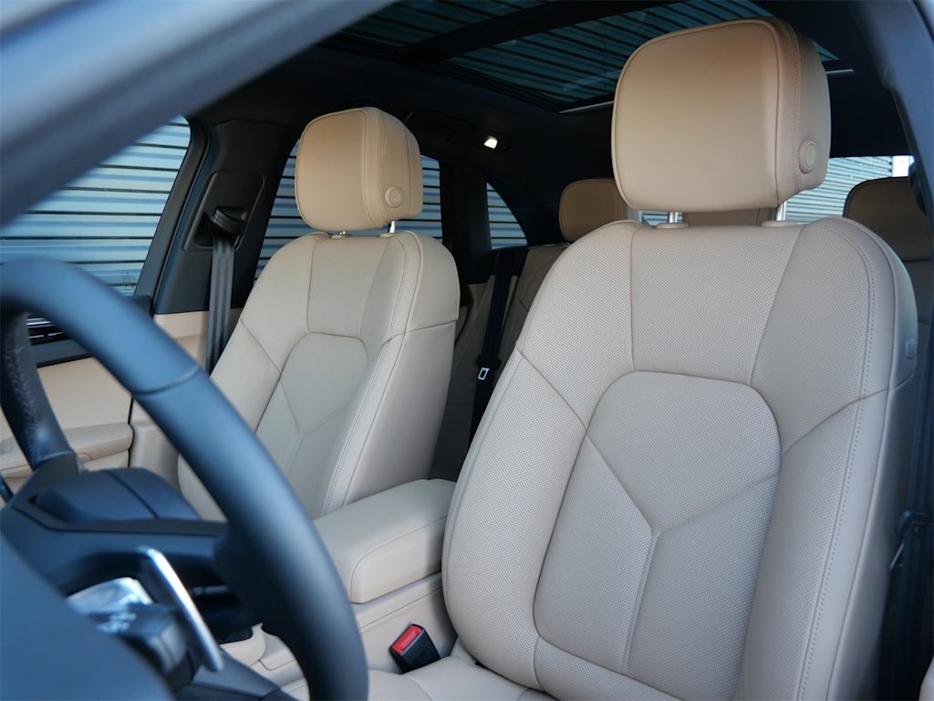 Thumbnail: 2026 Porsche Macan - 6