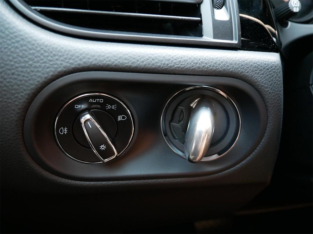 Thumbnail: 2025 Porsche Macan - 23