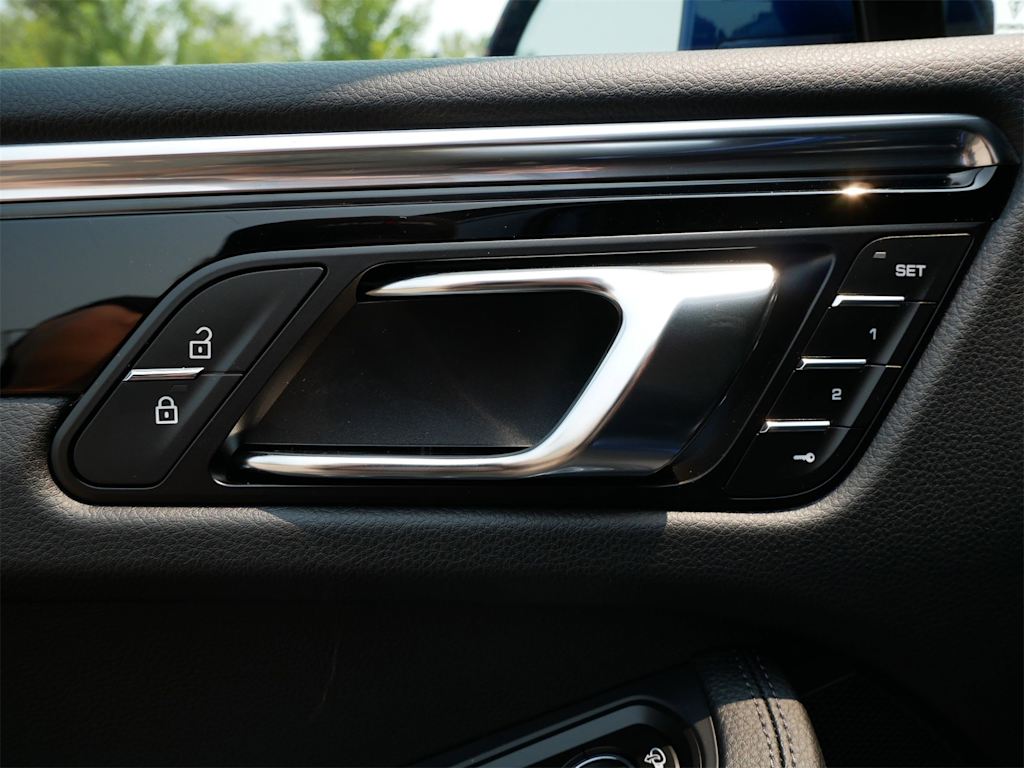 Thumbnail: 2025 Porsche Macan - 17