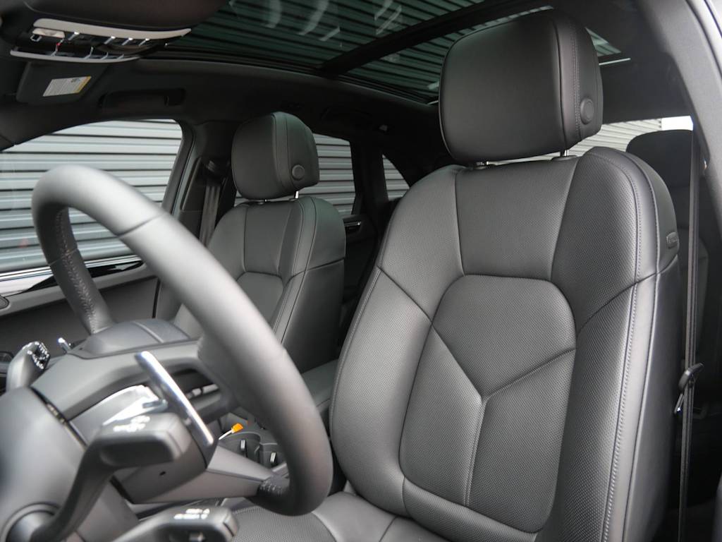 Thumbnail: 2026 Porsche Macan - 6