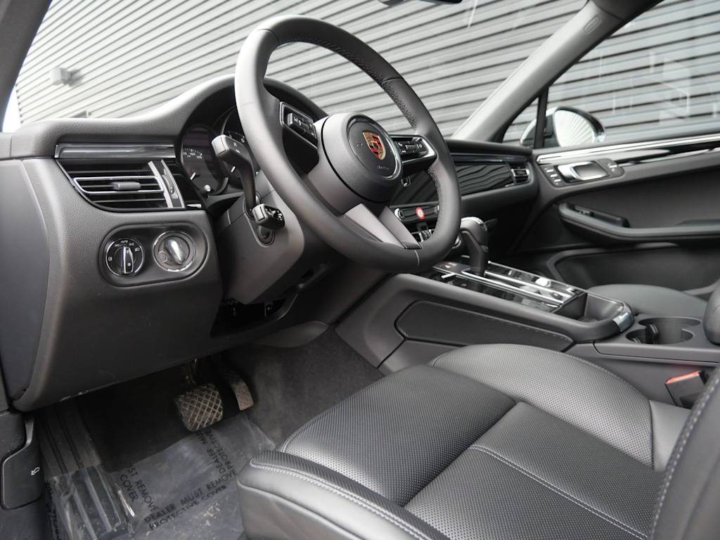 Thumbnail: 2026 Porsche Macan - 2