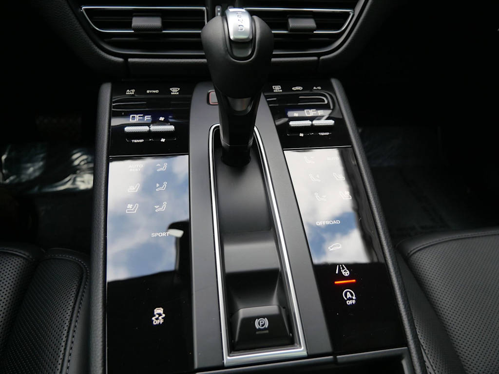 Thumbnail: 2026 Porsche Macan - 9