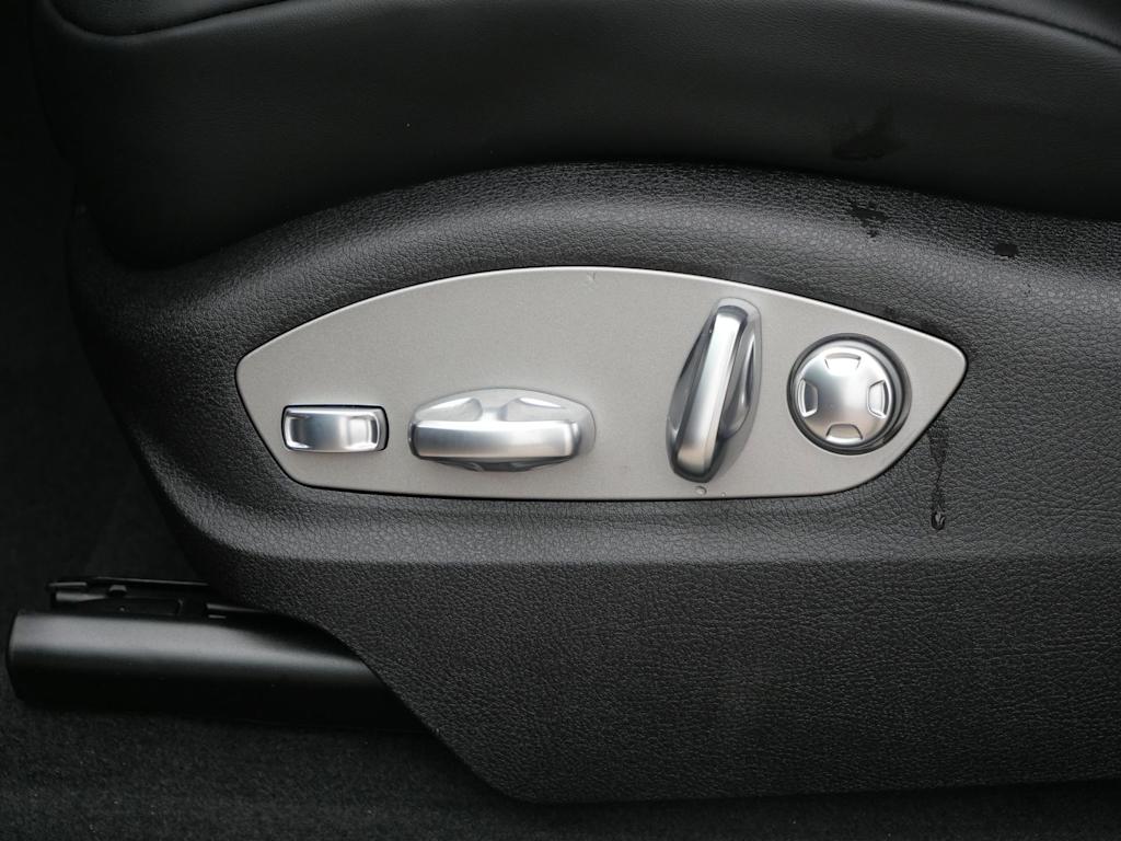 Thumbnail: 2026 Porsche Macan - 15