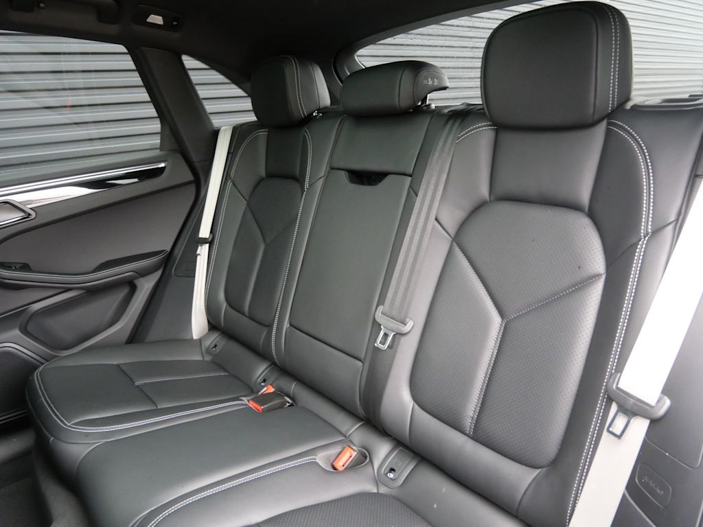 Thumbnail: 2026 Porsche Macan - 8