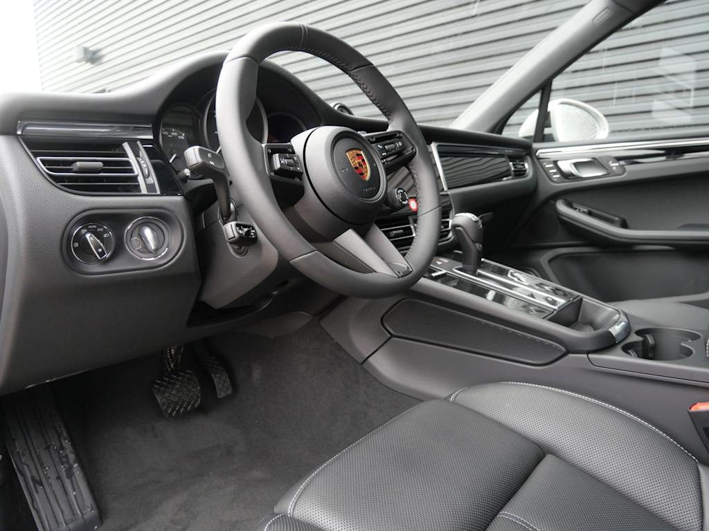 Thumbnail: 2026 Porsche Macan - 2