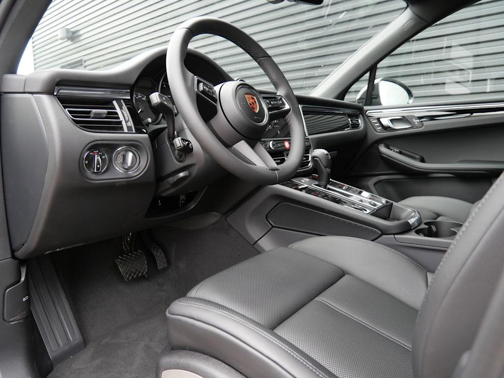 Thumbnail: 2026 Porsche Macan - 2