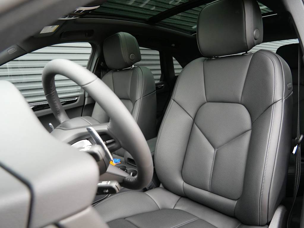 Thumbnail: 2026 Porsche Macan - 5