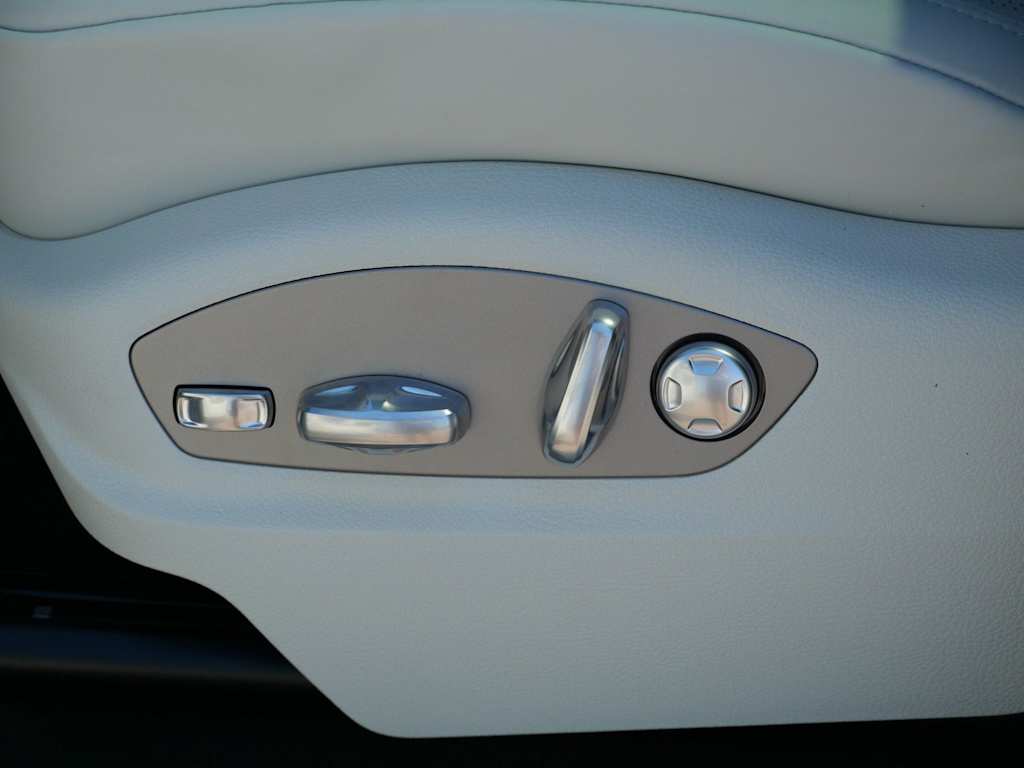 Thumbnail: 2026 Porsche Macan - 14