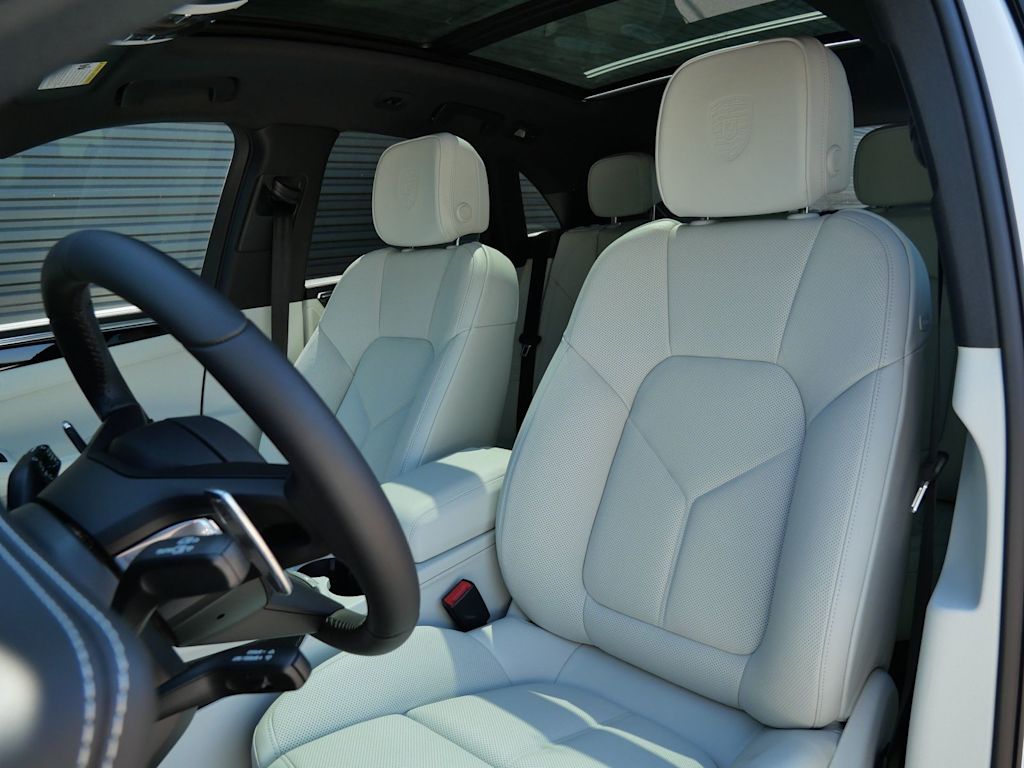 Thumbnail: 2026 Porsche Macan - 6