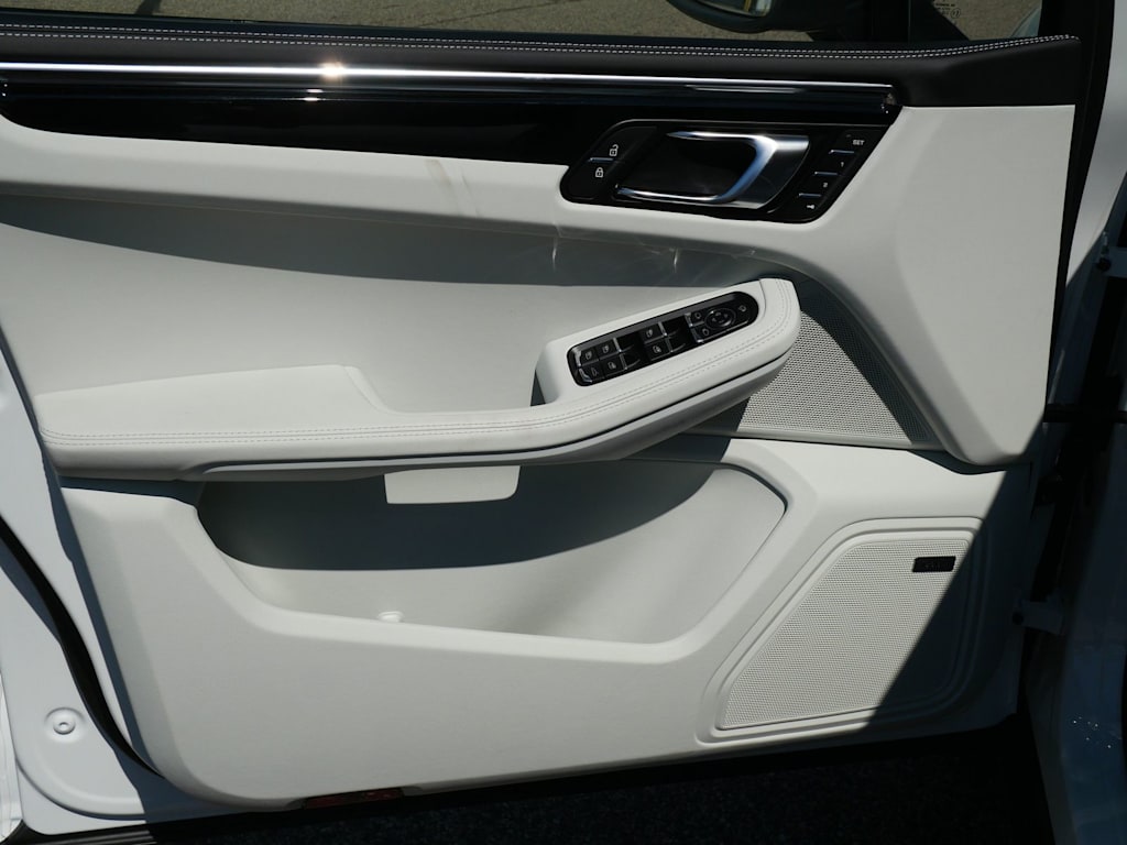 Thumbnail: 2026 Porsche Macan - 13