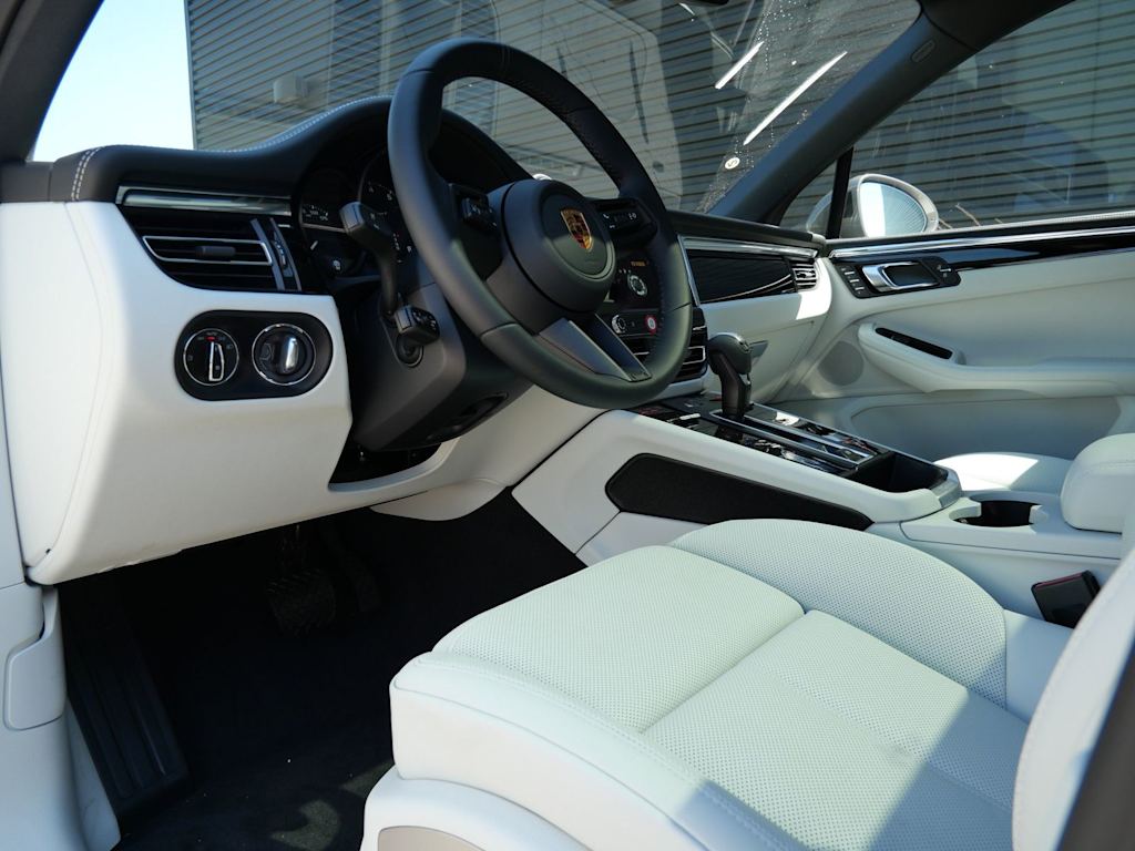 Thumbnail: 2026 Porsche Macan - 2