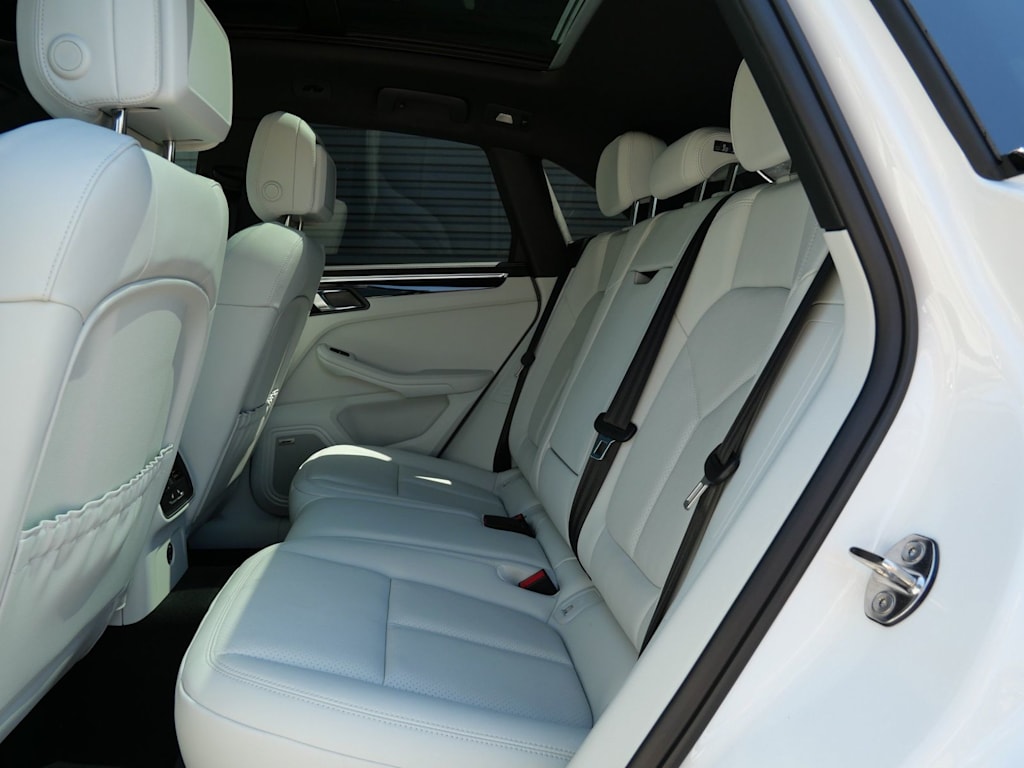 Thumbnail: 2026 Porsche Macan - 7
