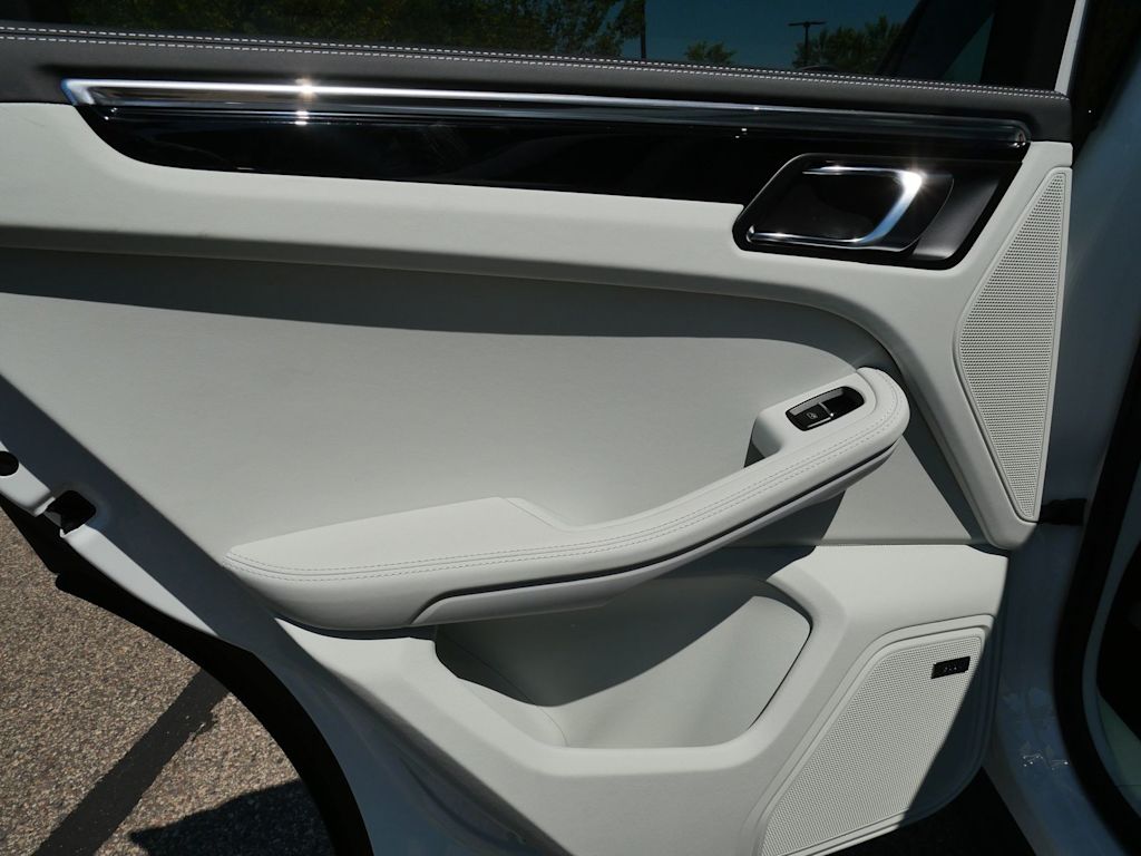 Thumbnail: 2026 Porsche Macan - 15