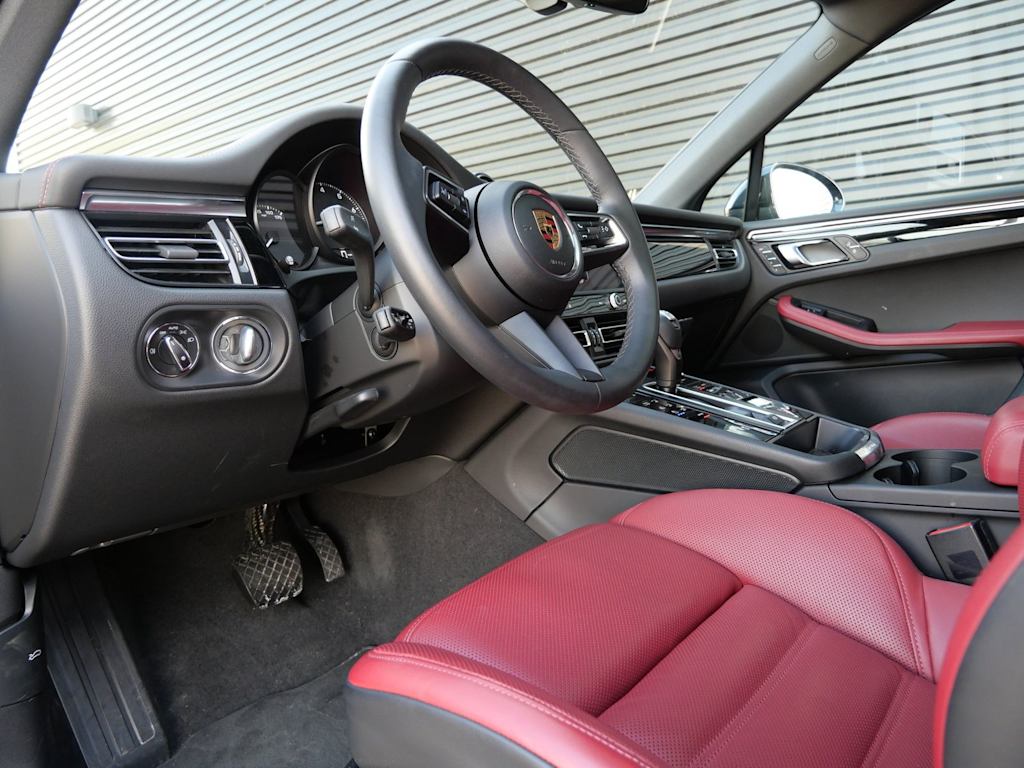 Thumbnail: 2023 Porsche Macan - 2