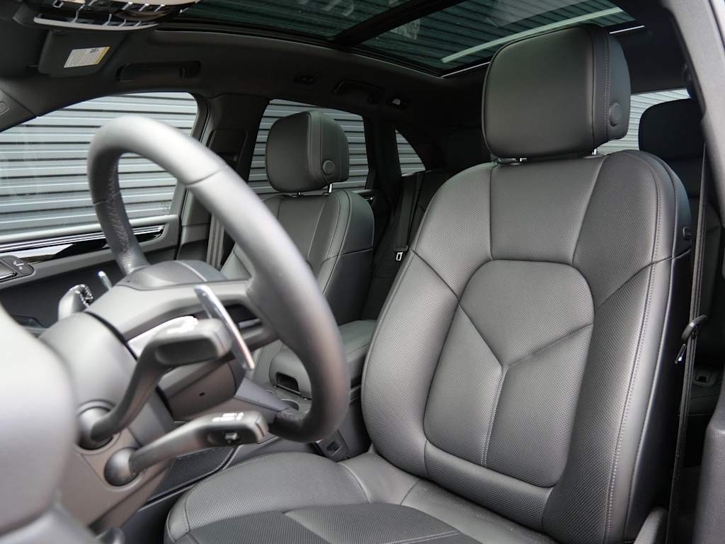 Thumbnail: 2026 Porsche Macan - 6