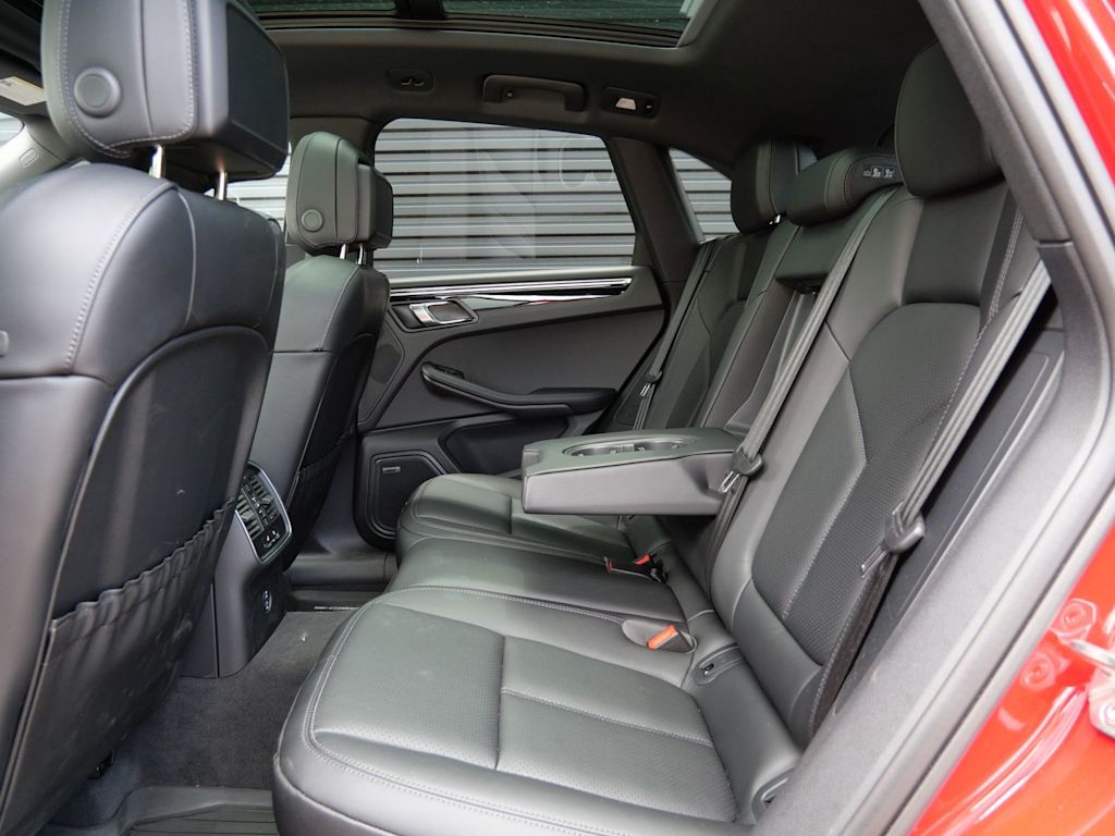 Thumbnail: 2026 Porsche Macan - 7