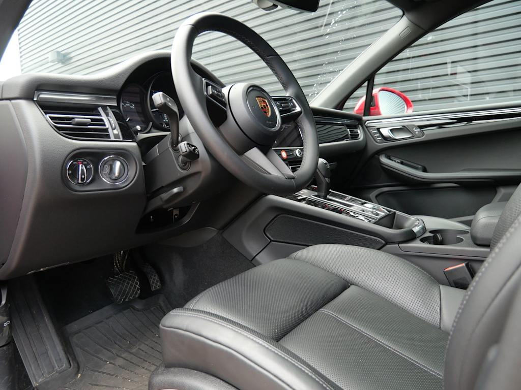Thumbnail: 2026 Porsche Macan - 2