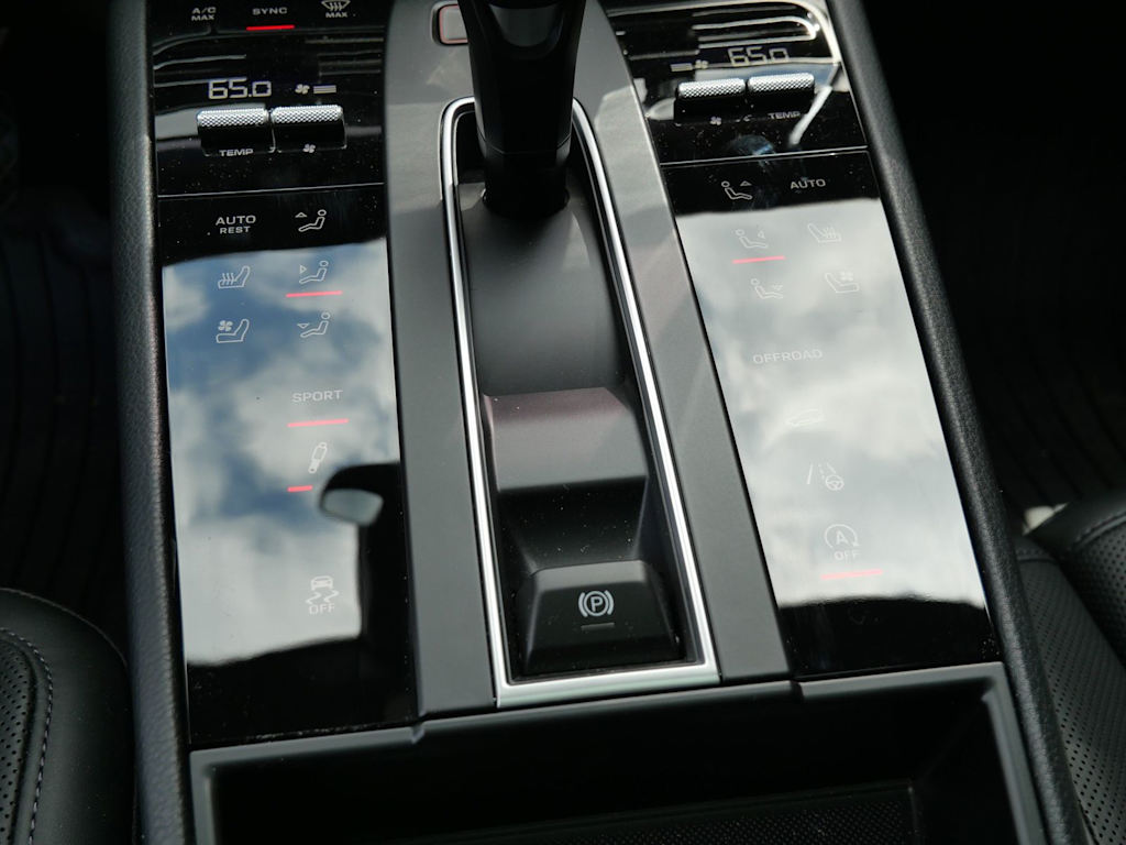 Thumbnail: 2026 Porsche Macan - 9