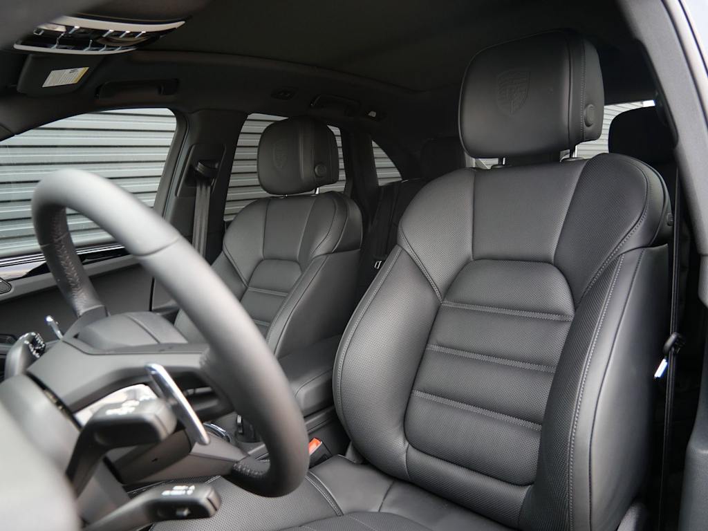 Thumbnail: 2026 Porsche Macan - 6