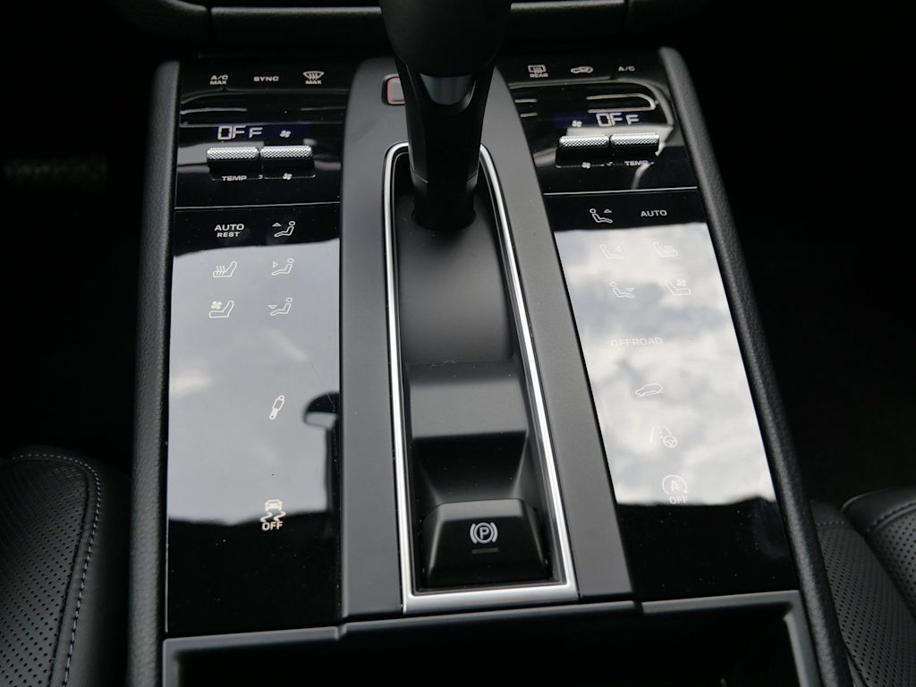 Thumbnail: 2026 Porsche Macan - 9