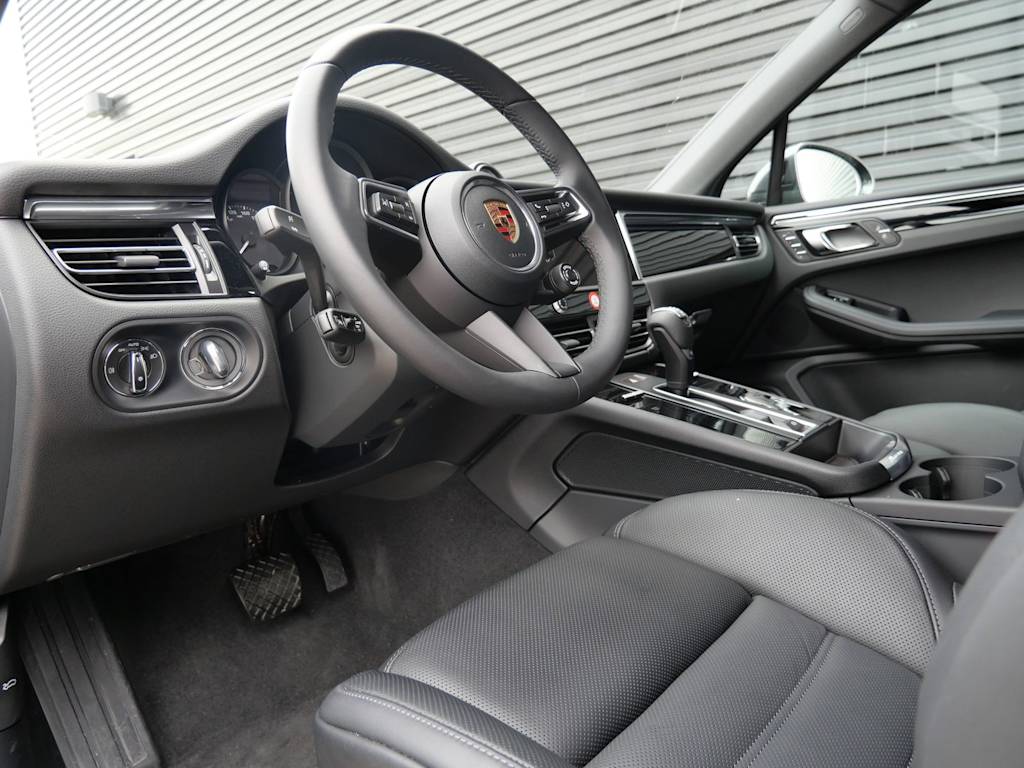Thumbnail: 2026 Porsche Macan - 2