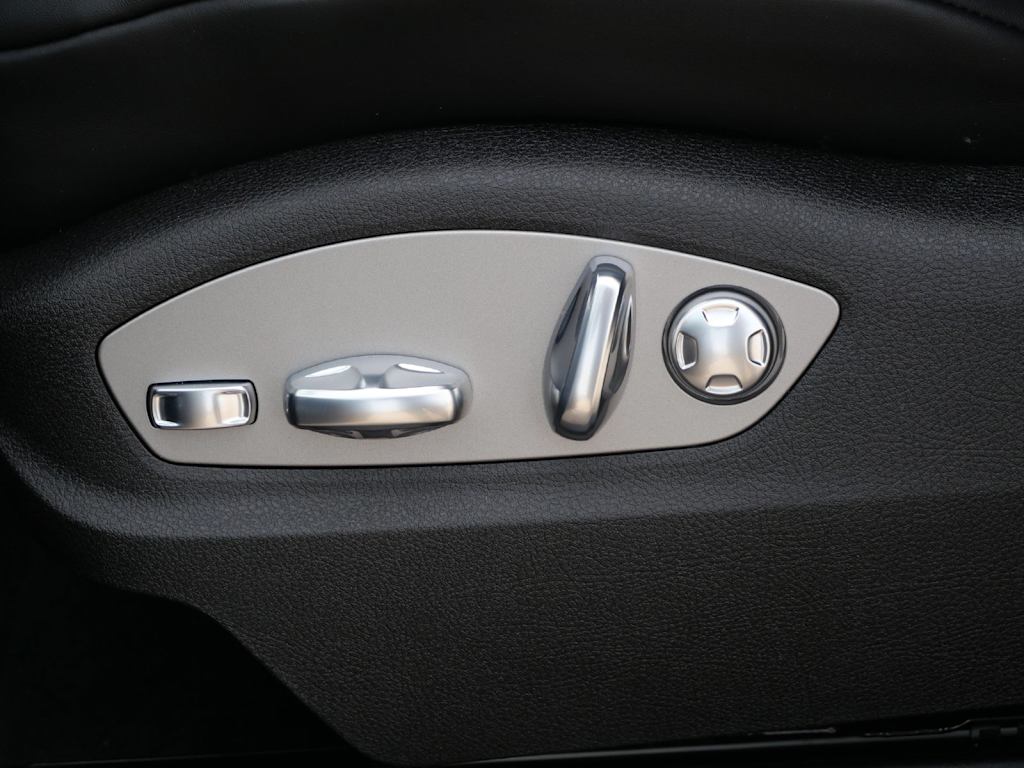 Thumbnail: 2026 Porsche Macan - 13