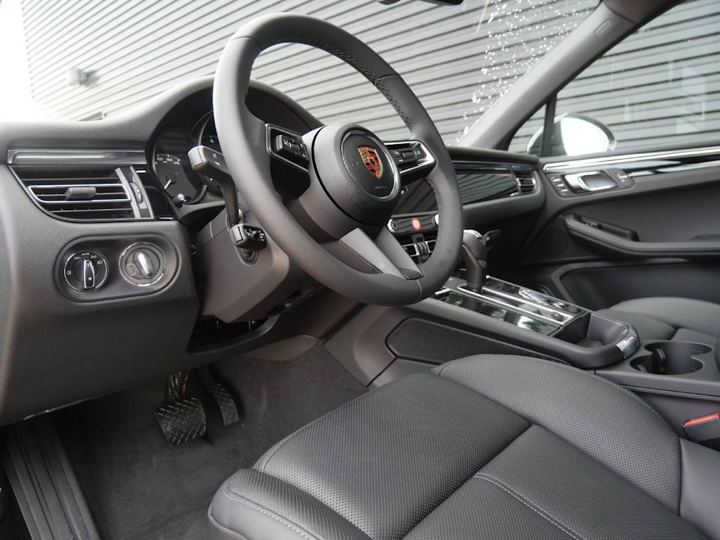 Thumbnail: 2026 Porsche Macan - 2