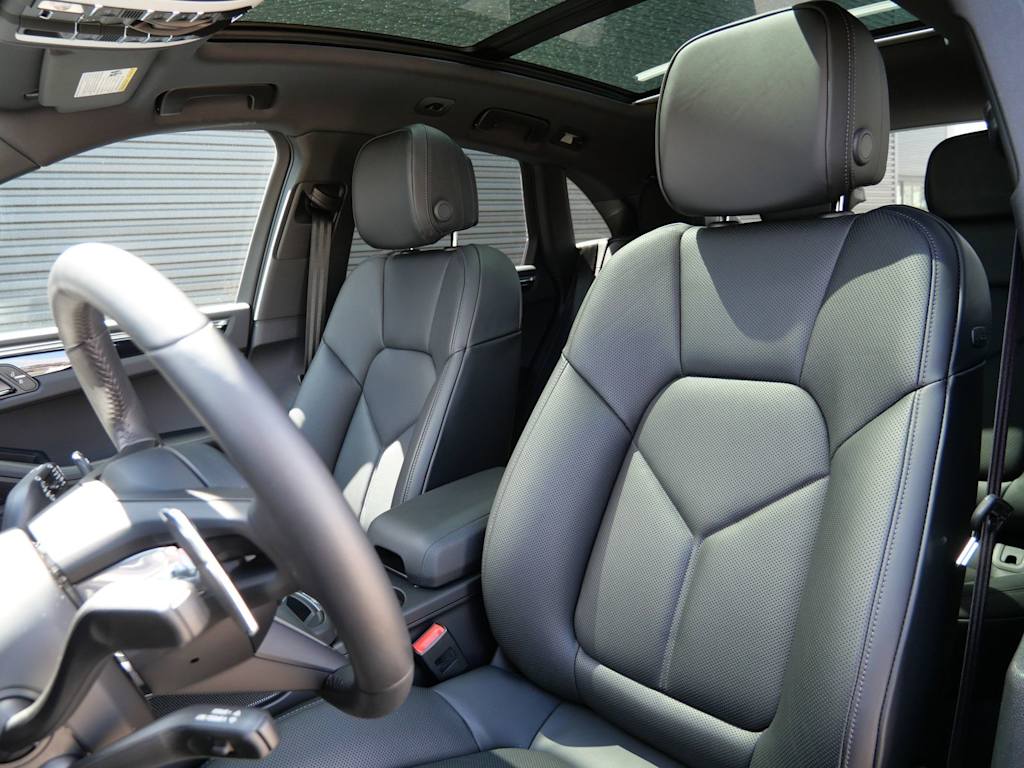 Thumbnail: 2026 Porsche Macan - 6