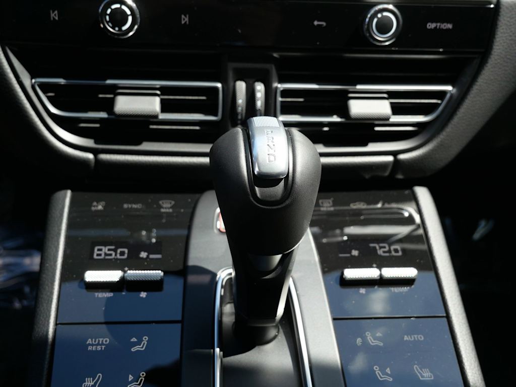 Thumbnail: 2026 Porsche Macan - 21