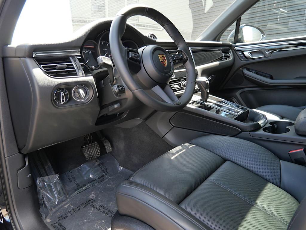 Thumbnail: 2026 Porsche Macan - 2