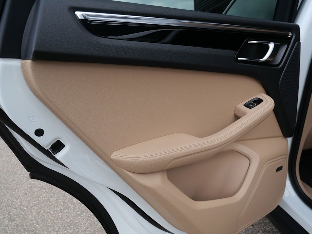 Thumbnail: 2026 Porsche Macan - 15