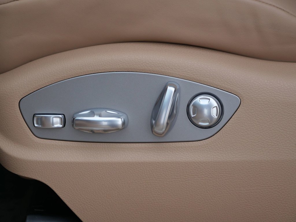 Thumbnail: 2026 Porsche Macan - 14