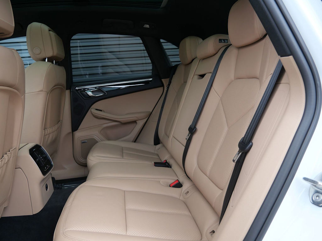 Thumbnail: 2026 Porsche Macan - 7