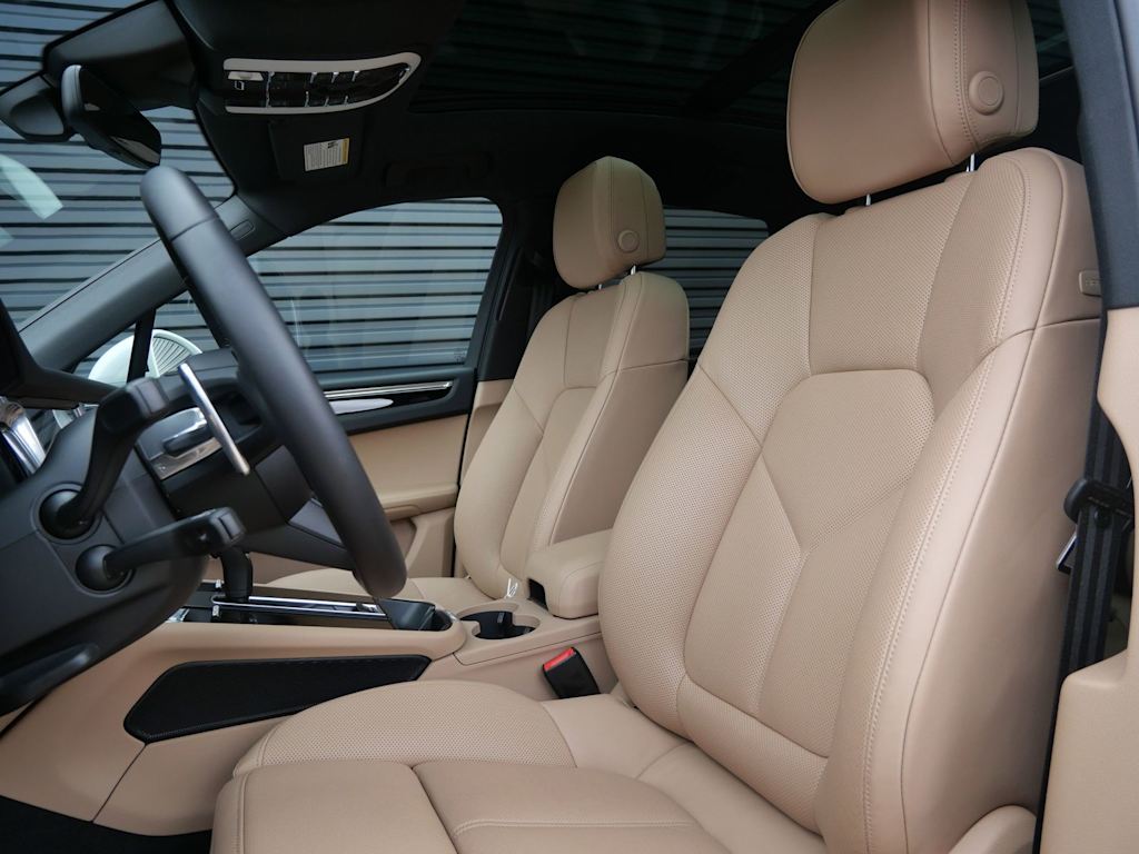 Thumbnail: 2026 Porsche Macan - 6
