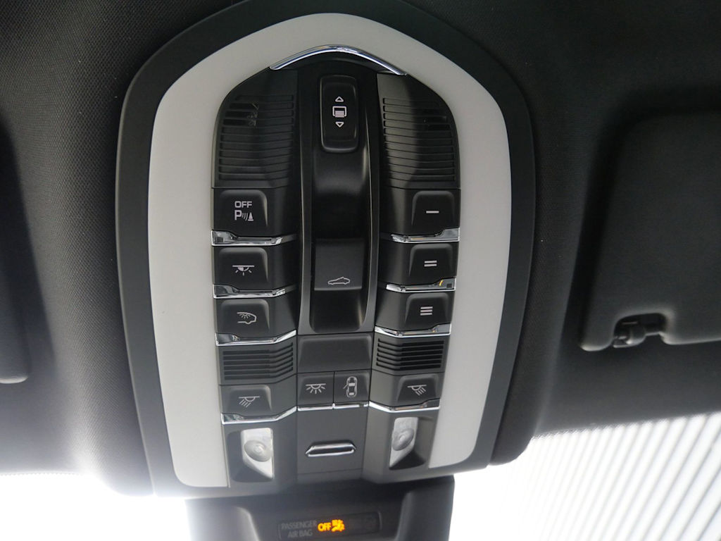 Thumbnail: 2026 Porsche Macan - 21