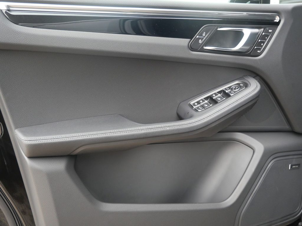 Thumbnail: 2026 Porsche Macan - 13