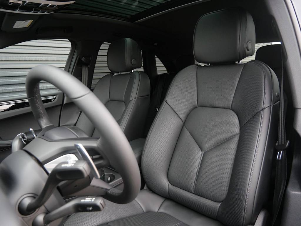 Thumbnail: 2026 Porsche Macan - 5