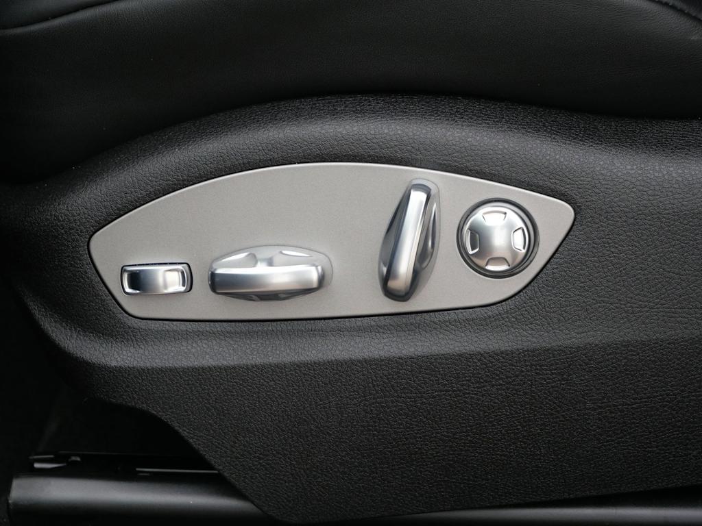 Thumbnail: 2026 Porsche Macan - 14