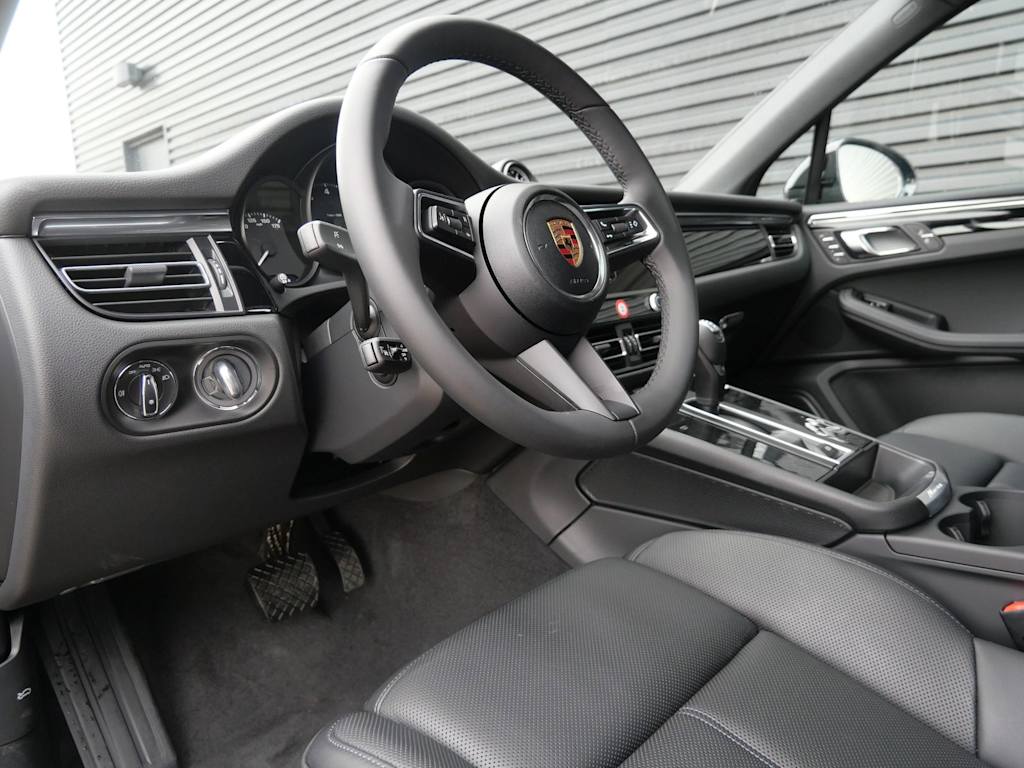 Thumbnail: 2026 Porsche Macan - 2