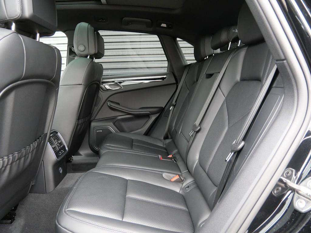 Thumbnail: 2026 Porsche Macan - 6