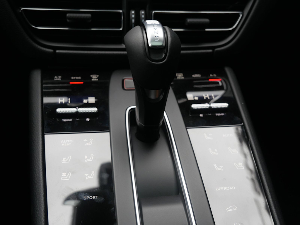 Thumbnail: 2026 Porsche Macan - 18