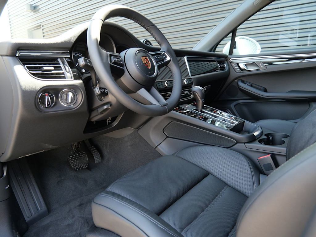 Thumbnail: 2026 Porsche Macan - 2