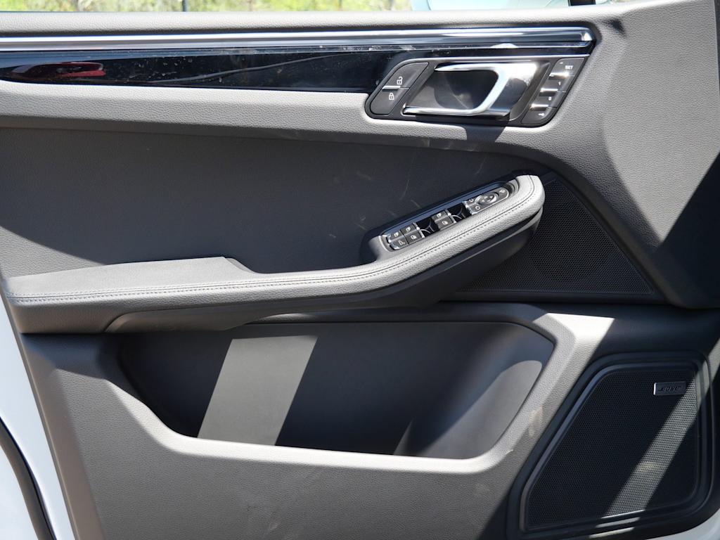 Thumbnail: 2026 Porsche Macan - 13