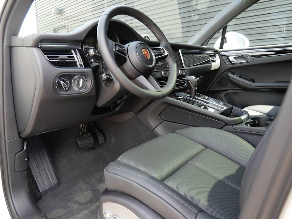 Thumbnail: 2026 Porsche Macan - 2