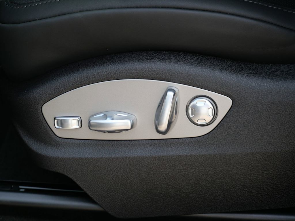 Thumbnail: 2026 Porsche Macan - 14