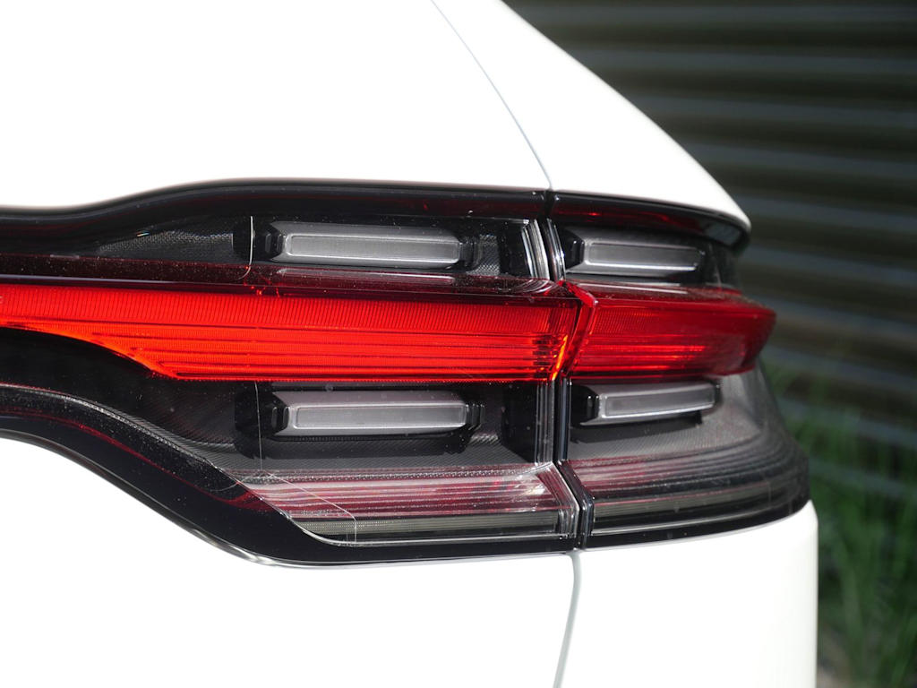 Thumbnail: 2026 Porsche Macan - 12
