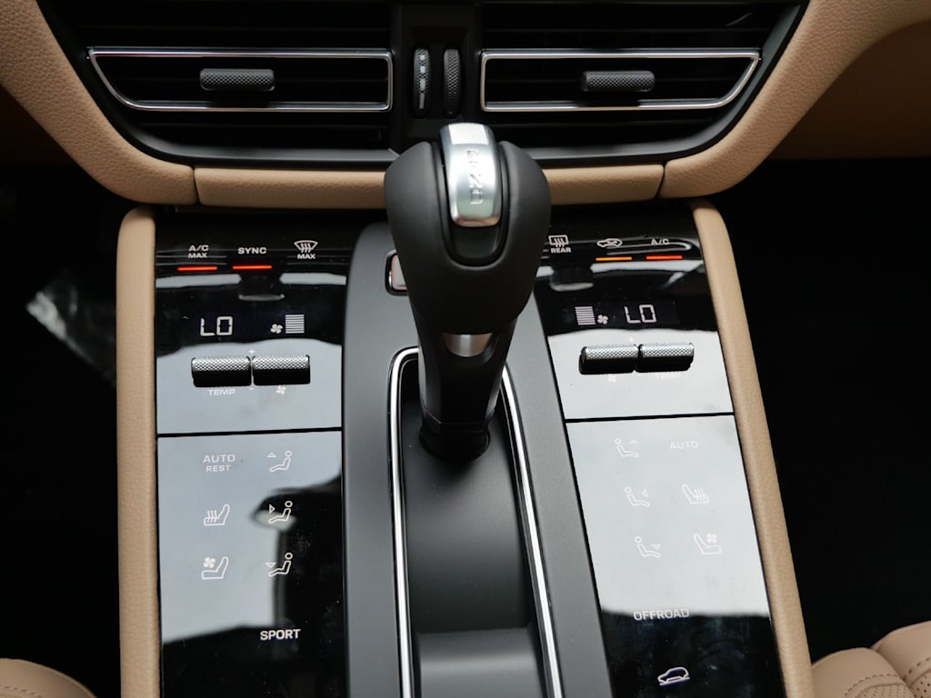 Thumbnail: 2026 Porsche Macan - 3
