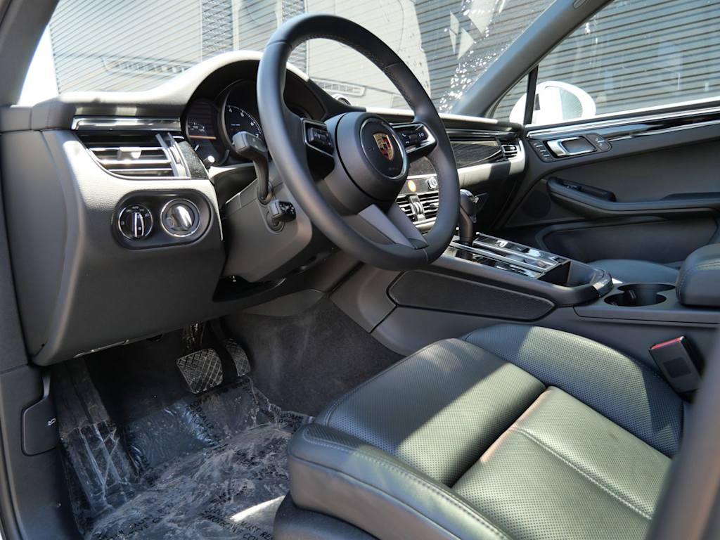 Thumbnail: 2025 Porsche Macan - 2